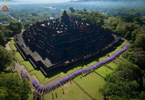 ภาพ No.68185:พิธีเวียนประทักษิณ และวันทาพระมหาเจดีย์บรมพุทโธ ของนาคธรรมทายาท ประเทศอินโดนีเซีย วันที่ 17 ธันวาคม พ.ศ. 2565