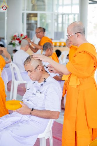 ภาพ No.65663:พิธีปลงผมและพิธีขอขมา มอบบาตรกับผ้าไตร ในโครงการอุปสมบทบูชาธรรม มหาปูชนียาจารย์ประจำปี 2565 ณ ศูนย์ปฎิบัติธรรมสมุทรปราการ(บางบ่อ)  วันอาทิตย์ที่ 20 พฤศจิกายน พ.ศ. 2565