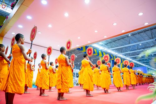 ภาพ No.338928:วันอาทิตย์ที่ 12 กรกฎาคม พ.ศ.2569 พิธีมุทิตาผู้สอบได้เปรียญธรรม ประโยค 1-2 ถึง ป.ธ.9 และ บ.ศ.1-2 ถึง บ.ศ.6 สำนักศาสนศึกษาวัดพระธรรมกาย ประจำปี 2569, พิธีมอบตราตั้งแต่งตั้งอาจารย์ใหญ่ สำนักศาสนศึกษาวัดพระธรรมกาย