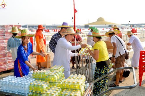 ภาพ No.323076:วันที่ 19 เมษายน พ.ศ.2569 การเรียงกล่องไทยธรรม , เตรียมงานจราจร เพื่องานถวายมหาสังฆทาน 40,000 กว่าวัดทั่วประเทศ วันคุ้มครองโลก 22 เมษายน พ.ศ.2569 วัดพระธรรมกาย