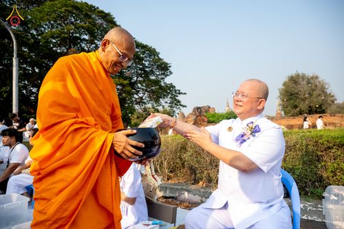 ภาพ No.318083:วันเสาร์ที่ 4 เมษายน พ.ศ. 2569 งานทำบุญเมืองใจกลางอยุธยา  ตักบาตรพระ 1,109 รูป ณ ถนนชีกุน หน้าวัดมหาธาตุ และวัดราชบูรณะ