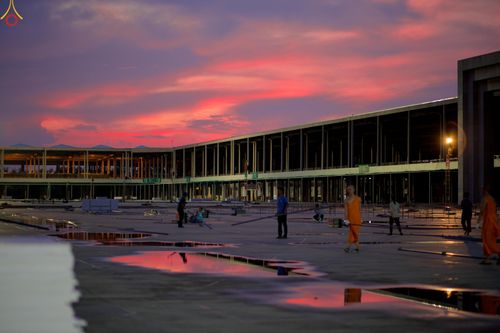 ภาพ No.326940:วันที่ 1 พฤษภาคม พ.ศ.2569 พระภิกษุ สามเณร เจ้าหน้าที่ สาธุชน ร่วมกันเก็บงาน ณ ลานธรรม วัดพระธรรมกาย