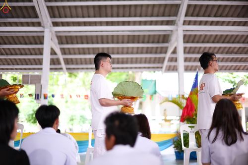 ภาพ No.338258:วันอาทิตย์ที่ 5 กรกฎาคม พศ.2569 พิธีตัดปอยผมธรรมทายาทนานาชาติ IDOP รุ่นที่ 21 จากประเทศจีน มาเลเซีย สิงคโปร์ และไต้หวัน ณ โถงช้าง วัดพระธรรมกาย