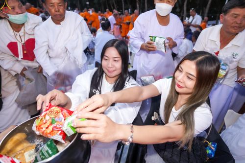 ภาพ No.289418:วันที่ 7 มกราคม พ.ศ. 2569 พิธีตักบาตรพระธรรมยาตรา ณ อนุสรณ์สถานลำดับที่ 1 สถานที่เกิดด้วยรูปกายเนื้อ อนุสรณ์สถานมหาวิหารพระมงคลเทพมุนี (โลตัสแลนด์) อ.สองพี่น้อง จ.สุพรรณบุรี ในโครงการธรรมยาตรา กตัญญูบูชา มหาปูชนียาจารย์ พระมงคลเทพมุนี(สด จนฺทสโร) พระผู้ป