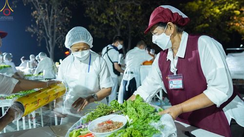 ภาพ No.71424:พิธีถวายภัตตาหารเป็นสังฆทาน แด่คณะพระธรรมยาตราฯ ในโครงการธรรมยาตรากตัญญูบูชา มหาปูชนียาจารย์ พระมงคลเทพมุนี(สด จนฺทสโร) พระผู้ปราบมาร อนุสรณ์สถาน 7 แห่ง ปีที่ 11 วันที่ 16 มกราคม พ.ศ. 2566