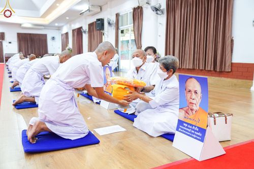 ภาพ No.65435:พิธีขอขมาผู้ปกครอง โดยนาคธรรมทายาท ในโครงการอุปสมบทบูชาธรรม มหาปูชนียาจารย์ประจำปี 2565 วันที่ 19 พฤศจิกายน พ.ศ. 2565 ณ ศูนย์ปฏิบัติธรรมลำปาง