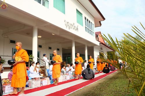 ภาพ No.68543:พิธีเจริญพระพุทธมนต์และตักบาตรพระ ๑,๐๐๐ รูป บำเพ็ญกุศลเพื่อถวายพระพรชัยแด่ สมเด็จพระเจ้าลูกเธอเจ้าฟ้าพัชรกิติยาภา นเรนทิราเทพยวดี กรมหลวงราชสาริณีสิริพัชร มหาวัชรราชธิดา และ ฉลองเมืองลำปาง ๑,๓๔๒ ปี วันศุกร์ที่ ๓๐ ธันวาคม พ.ศ.๒๕๖๕ ณ ศูนย์ปฏิบัติธรรมลำปาง 