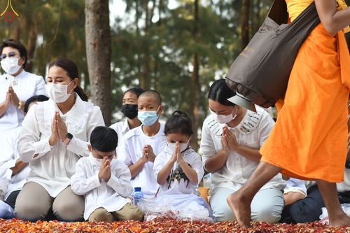 ภาพ No.70658:พิธีต้อนรับพระธรรมยาตรา ในโครงการธรรมยาตรากตัญญูบูชา มหาปูชนียาจารย์ พระมงคลเทพมุนี(สด จนฺทสโร) พระผู้ปราบมาร อนุสรณ์สถาน 7 แห่ง ปีที่ 11 วันที่ 14 มกราคม พ.ศ. 2566 ณ อนุสรณ์สถานลำดับที่ 3 สถานที่เกิดในเพศสมณะ วัดสองพี่น้อง อ.สองพี่น้อง จ.สุพรรณบุรี