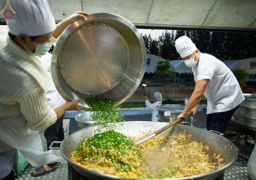 ภาพ No.69820:พิธีถวายภัตตาหารเป็นสังฆทาน แด่คณะพระธรรมยาตราฯ ในโครงการธรรมยาตราฯ ปีที่ 11 ณ อนุสรณ์สถานมหาวิหารพระมงคลเทพมุนี อ.สองพี่น้อง จ.สุพรรณบุรี วันที่ 7 มกราคม พ.ศ. 2566