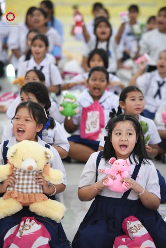 ภาพ No.282093:วันศุกร์ที่ 19 ธันวาคม พ.ศ. 2568 พิธีมอบโล่และใบประกาศเกียรติคุณ โครงการเจริญพระพุทธมนต์ธัมมจักกัปปวัตตนสูตร และวันรวมพลังเด็กดีV-Star ดาวแห่งความดี ผู้นำฟื้นฟูศีลธรรมโลกจังหวัดสระบุรี ณ ศูนย์ปฏิบัติธรรมสระบุรี