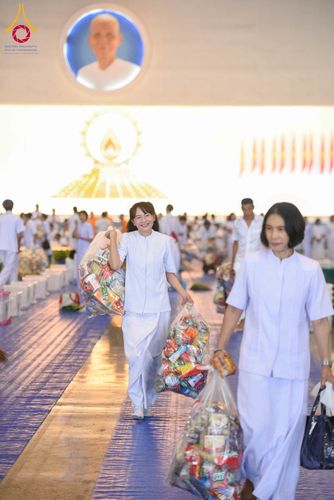 ภาพ No.308533:วันที่ 1 กุมภาพันธ์ พ.ศ. 2569 พิธีตักบาตรข้าวสารอาหารแห้ง ณ บ้านแก้วเรือนทองคุณยาย สภาธรรมกายสากล วัดพระธรรมกาย