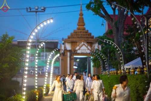 ภาพ No.311161:วันเสาร์ที่ 28 กุมภาพันธ์ พ.ศ. 2569 พิธีตักบาตรพระมหากุศล 11,250 รูป เฉลิมฉลอง 1,250 ปีศรีธรรมราชเจดีย์ สู่มรดกโลก ณ ถนนราชดำเนิน บริเวณหน้าวัดพระมหาธาตุวรมหาวิหาร อ.เมือง จ.นครศรีธรรมราช