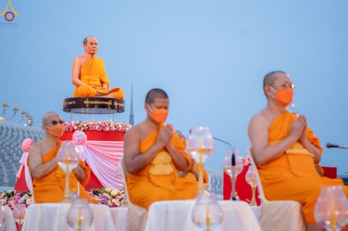 ภาพ No.90132:พิธีปลูกทรัพย์บานชื่น  เนื่องใน 139 ปี วันคล้ายวันเกิดด้วยรูปกายเนื้อ พระมงคลเทพมุนี (สด จนฺทสโร) พระผู้ปราบมาร วันอังคารที่ 10 ตุลาคม พ.ศ. 2566 ณ วัดพระธรรมกาย จ.ปทุมธานี