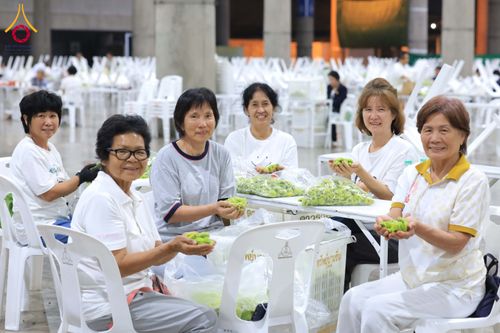 ภาพ No.303275:วันที่ 15-21 มกราคม พ.ศ.2569 ปลิดกลีบดอกเบญจทรัพย์ เพื่อโปรยต้อนรับพระธรรมยาตรา ในโครงการธรรมยาตรา กตัญญูบูชา มหาปูชนียาจารย์ พระมงคลเทพมุนี(สด จนฺทสโร) พระผู้ปราบมาร อนุสรณ์สถาน 7 แห่ง ปีที่ 14 ณ วิหารคด วัดพระธรรมกาย