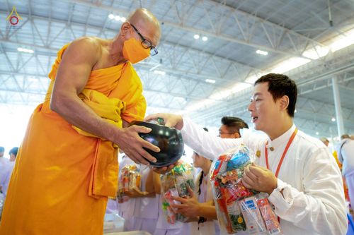 ภาพ No.76794:พิธีตักบาตรข้าวสารอาหารแห้ง  ณ บ้านแก้วเรือนทองคุณยายฯ สภาธรรมกายสากล  วัดพระธรรมกาย จ.ปทุมธานี  ในวันอาทิตย์ต้นเดือนที่ 6 มีนาคม พ.ศ. 2566