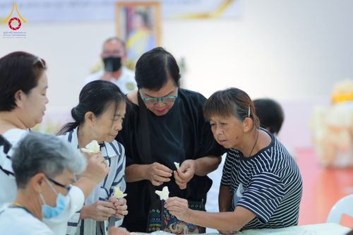 ภาพ No.327486:วันศุกร์ที่ 1 พฤษภาคม พ.ศ. 2569 รวมใจพสกนิกรชาวอำเภอคลองหลวง ประดิษฐ์ดอกไม้จันทน์ เพื่อใช้ในพิธีถวายดอกไม้จันทน์ในงานพระราชพิธีถวายพระเพลิงพระบรมศพ สมเด็จพระนางเจ้าสิริกิติ์ พระบรมราชินีนาถ พระบรมราชชนนีพันปีหลวง ณ วัดพระธรรมกาย