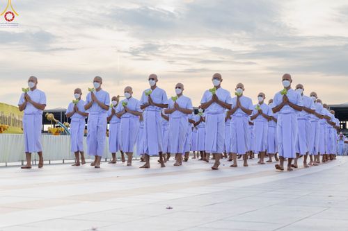 ภาพ No.84093:พิธีเวียนประทักษิณ พิธีวันทาเจดีย์ พิธีขอขมา และมอบผ้าไตร  ในโครงการบรรพชาอุปสมบทหมู่ธรรมทายาทรุ่นเข้าพรรษา และโครงการบรรพชาสามเณรโรงเรียนนานาชาติ รุ่นที่12 ในวันเสาร์ที่ 22 กรกฎาคม พ.ศ. 2566