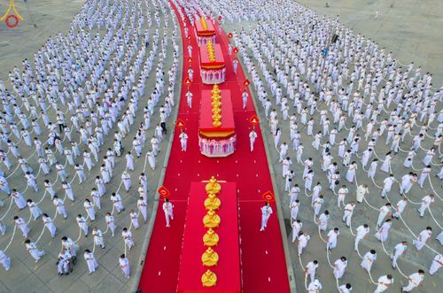 ภาพ No.79120:พิธีอัญเชิญองค์พระบรมพุทธเจ้า 24 องค์ เวียนประทักษิณรอบพระมหาธรรมกายเจดีย์ ณ วัดพระธรรมกาย  วันที่ 2 เมษายน พ.ศ. 2566