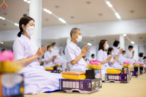 ภาพ No.84482:พิธีถวายผ้าอาบน้ำฝนและประทีปโคมไฟ ในวันอาสาฬหบูชา ณ ห้องแก้วสารพัดนึก 1 วัดพระธรรมกาย วันอังคารที่ 1 สิงหาคม พ.ศ. 2566