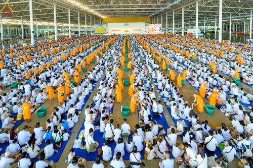 ภาพ No.81501:พิธีตักบาตร ข้าวสารอาหารแห้ง และพิธีบูชาข้าวพระ ณ สภาธรรมกายสากล วัดพระธรรมกาย วันเสาร์ที่ 3 มิถุนายน 2566