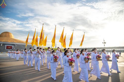 ภาพ No.82681:พิธีเวียนประทักษิณ, พิธีวันทาเจดีย์ ณ มหาธรรมกายเจดีย์  พิธีบรรพชาหมู่พระพี่เลี้ยงเข้าพรรษา, ธรรมทายาทอุดมศึกษา รุ่นที่ 50(ภาคฤดูฝน) และธรรมทายาทพุทธศาสตร์สากล รุ่นที่ 7 (ภาคฤดูฝน) วันเสาร์ที่ 17 มิถุนายน พ.ศ. 2566 ณ  โบสถ์พระไตรปิฎก วัดพระธรรมกาย จ.ปทุม