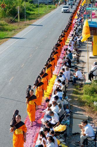 ภาพ No.292831:วันที่ 11 มกราคม พ.ศ. 2569 พิธีต้อนรับพระธรรมยาตรา ณ อนุสรณ์สถานลำดับที่ 3 สถานที่เกิดในเพศสมณะ วัดสองพี่น้อง อำเภอสองพี่น้อง จังหวัดสุพรรณบุรี ในโครงการธรรมยาตรา กตัญญูบูชา มหาปูชนียาจารย์ พระมงคลเทพมุนี(สด จนฺทสโร) พระผู้ปราบมาร อนุสรณ์สถาน 7 แห่ง ปีที