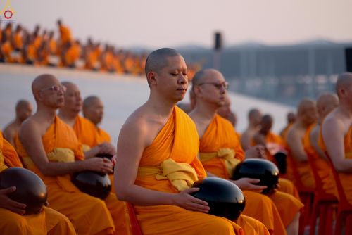 ภาพ No.279718:วันที่ 1 มกราคม พ.ศ.2569 พิธีตักบาตรในวันขึ้นปีใหม่ ณ ลานธรรม วัดพระธรรมกาย