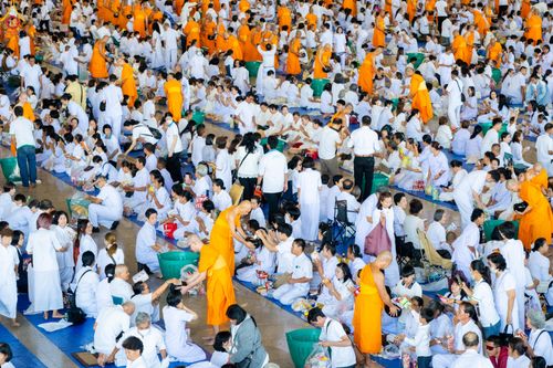 ภาพ No.311454:วันอาทิตย์ต้นเดือนที่ 1 มีนาคม พ.ศ.2569 พิธีตักบาตร และ พิธีบูชาข้าวพระ ณ สภาธรรมกายสากล วัดพระธรรมกาย