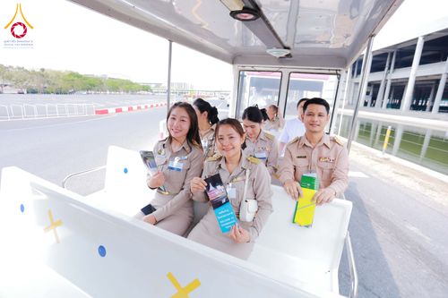 ภาพ No.311536:วันจันทร์ที่ 23 กุมภาพันธ์ พ.ศ. 2569 เปิดโลกทัศน์ผู้บริหารสถานศึกษายุคใหม่ เรียนรู้ต้นแบบการพัฒนาคนผ่านพลัง “บวร–V-Star” ผู้เข้ารับการพัฒนาตามโครงการ สพฐ. ศึกษาดูงานวัดพระธรรมกาย เสริมภาวะผู้นำคุณธรรมสู่การบริหารโรงเรียนอย่างยั่งยืน ณ อาคาร 100 ปี คุณยาย