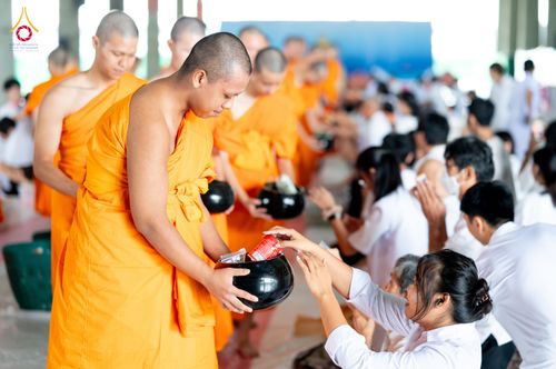 ภาพ No.336102:วันที่ 20 มิถุนายน พ.ศ. 2569 พิธีตักบาตรฉลองพระใหม่ โครงการอุปสมบทธรรมทายาทอุดมศึกษา รุ่นที่ 53