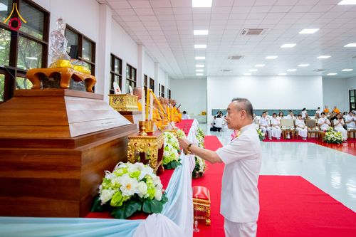 ภาพ No.314435:วันพฤหัสบดีที่ 19 มีนาคม พ.ศ. 2569 พิธีบำเพ็ญกุศล คุณพ่อณรงค์ จินตมากุล โยมบิดา พระครูปลัดรัตนวีรวัฒน์ (รังสฤษดิ์ อิทฺธิจินตโก) ที่ปรึกษาเจ้าคณะจังหวัดปทุมธานี เจ้าอาวาสวัดพระธรรมกาย  ณ ห้องปลูกศรัทธา 2 วัดพระธรรมกาย ปทุมธานี