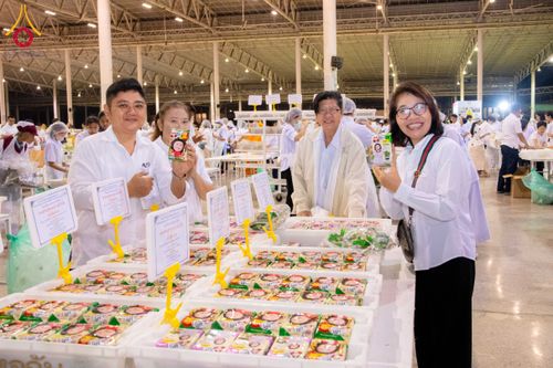 ภาพ No.287298:วันที่ 3 มกราคม พ.ศ.2569 พิธีถวายภัตตาหารเป็นสังฆทาน แด่พระธรรมยาตรา ณ วัดพระธรรมกาย  จังหวัดปทุมธานี ในโครงการธรรมยาตรา กตัญญูบูชา มหาปูชนียาจารย์ พระมงคลเทพมุนี(สด จนฺทสโร) พระผู้ปราบมาร อนุสรณ์สถาน 7 แห่ง ปีที่ 14