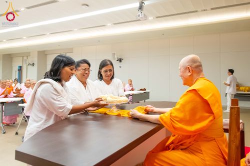 ภาพ No.325345:วันที่ 24 เมษายน พ.ศ.2569  หลวงพ่อทัตตชีโว รองเจ้าอาวาสวัดพระธรรมกาย ถวายการต้อนรับและปฏิสันถารคณะแม่ชีชาวเมียนมา
