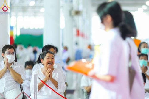 ภาพ No.86326:วันธรรมชัย ปีที่ 55 พิธีทอดผ้าป่ากฐินสมทบครั้งที่1, พิธีเจริญพุทธมนต์ ลูกนิมิตมหาสมบัติฯ พิธีจุดประทีป,พิธีฉลองชัยสวดมนต์บทธัมมจักกัปปวัตนสูตร วันอาทิตย์ที่ 27 สิงหาคม พ.ศ.2566 ณ สภาธรรมกายสากล / มหารัตนวิหารคด วัดพระธรรมกาย