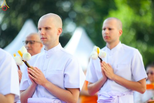 ภาพ No.83809:พิธีเวียนประทักษิณ,พิธีบรรพชาและพิธีอุปสมบทหมู่ ในโครงการอบรมพระธรรมทายาทในทวีปยุโรป  รุ่นที่ 9 วันอาทิตย์ที่ 16 กรกฎาคม พ.ศ. 2566 ณ วัดพระธรรมกายเบเนลักซ์  ประเทศเบลเยียม