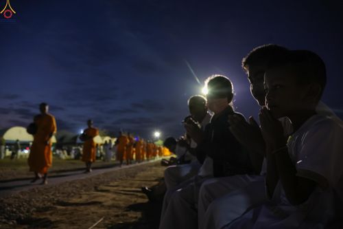 ภาพ No.302374:วันที่ 24 มกราคม พ.ศ. 2569 พิธีตักบาตรพระธรรมยาตรา ณ อนุสรณ์สถานลำดับที่ 5 สถานที่เผยแผ่วิชชาธรรมกายครั้งแรก อนุสรณ์สถานบางปลา วัดบางปลา อำเภอบางเลน จังหวัดนครปฐม ในโครงการธรรมยาตรา กตัญญูบูชา มหาปูชนียาจารย์ พระมงคลเทพมุนี(สด จนฺทสโร) พระผู้ปราบมาร อนุส