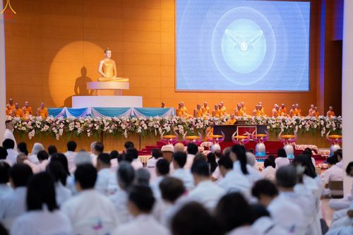 ภาพ No.345524:วันพฤหัสบดีที่ 27 สิงหาคม พ.ศ.2569 พิธีภาคสาย ปฏิบัติธรรมร่วมกัน เนื่องในวันธรรมชัย ณ สภาธรรมกายสากล วัดพระธรรมกาย