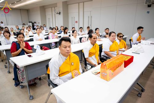 ภาพ No.313083:วันที่ 4 มีนาคม พ.ศ. 2559 หลวงพ่อทัตตชีโว รองเจ้าอาวาสวัดพระธรรมกาย ได้เมตตาถวายการต้อนรับปฏิสันถารพระอาคันตุกะจาก 19 ประเทศ ที่เดินทางมาร่วมงานวันมาฆบูชา ณ วัดพระธรรมกาย