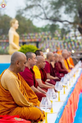 ภาพ No.78184:พิธีจุดประทีปและเวียนประทักษิณถวายเป็นพุทธบูชา ในโครงการบรรพชาสามเณรหมู่ ณ ลุมพินีวัน ประเทศเนปาล  วันที่ 16 มีนาคม พ.ศ. 2566