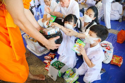 ภาพ No.82974:พิธีตักบาตร ณ บ้านแก้วเรือนทองคุณยายอาจารย์ฯ พิธีบูชาข้าวพระ ณ สภาธรรมกายสากล วัดพระธรรมกาย ในวันอาทิตย์ต้นเดือนที่ 2 ก.ค. พ.ศ.2566