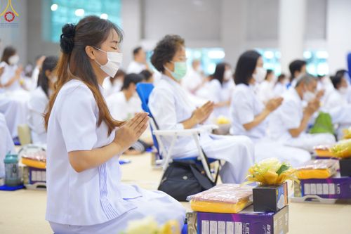 ภาพ No.84485:พิธีถวายผ้าอาบน้ำฝนและประทีปโคมไฟ ในวันอาสาฬหบูชา ณ ห้องแก้วสารพัดนึก 1 วัดพระธรรมกาย วันอังคารที่ 1 สิงหาคม พ.ศ. 2566