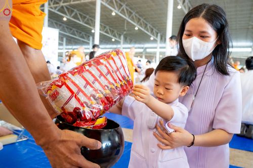 ภาพ No.81504:พิธีตักบาตร ข้าวสารอาหารแห้ง และพิธีบูชาข้าวพระ ณ สภาธรรมกายสากล วัดพระธรรมกาย วันเสาร์ที่ 3 มิถุนายน 2566