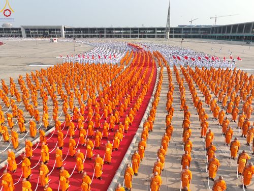 ภาพ No.79123:พิธีอัญเชิญองค์พระบรมพุทธเจ้า 24 องค์ เวียนประทักษิณรอบพระมหาธรรมกายเจดีย์ ณ วัดพระธรรมกาย  วันที่ 2 เมษายน พ.ศ. 2566