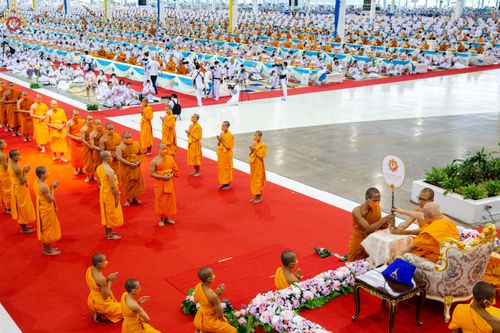 ภาพ No.85224:พิธีมุทิตาสักการะพระภิกษุ ผู้สอบได้เปรียญธรรม ๙ ประโยคระดับโลก, พิธีมอบโล่เกียรติยศและทุนการศึกษา สำนักเรียนบาลีดีเด่นทั่วประเทศ ในวันสมาธิโลก อาทิตย์ที่ 6 สิงหาคม พ.ศ. 2566 ณ สภาธรรมกายสากล วัดพระธรรมกาย