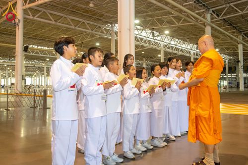 ภาพ No.325617:วันที่ 26 เมษายน พ.ศ.2569 กิจกรรมงานบุญวันอาทิตย์ สาธุชนปฏิบัติธรรมร่วมกัน ณ ห้องแก้วสารพัด 1 วัดพระธรรมกาย ปทุมธานี