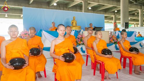 ภาพ No.339984:วันอาทิตย์ที่ 19 กรกฎาคม พ.ศ.2569 พิธีตักบาตรโครงการบรรพชาสามเณรนานาชาติ รุ่นที่ 15 ณ มหารัตนวิหารคด 6 วัดพระธรรมกาย