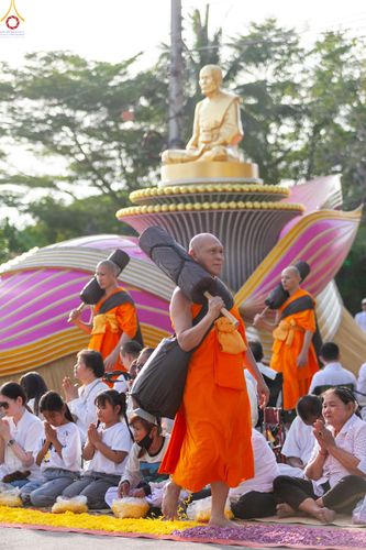 ภาพ No.287829:วันที่ 3 มกราคม พ.ศ. 2569 พิธีต้อนรับพระธรรมยาตรา ครั้งที่ 2 (ภาพชุดที่ 2) ในโครงการธรรมยาตรา กตัญญูบูชา มหาปูชนียาจารย์ พระมงคลเทพมุนี(สด จนฺทสโร) พระผู้ปราบมาร อนุสรณ์สถาน 7 แห่ง ปีที่ 14 ณ อนุสรณ์สถานมหาวิหารพระมงคลเทพมุนี (โลตัสแลนด์) อ.สองพี่น้อง จ.