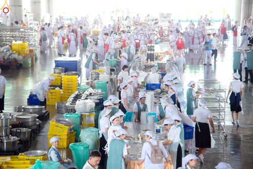 ภาพ No.325760:วันที่ 22 เมษายน พ.ศ.2569(วันคุ้มครองโลก) งานถวายมหาสังฆทาน 40,000 กว่าวัดทั่วประเทศ เจ้าหน้าที่ สาธุชน ร่วมใจจัดเตรียมภัตตาหารเพล (ชุด 2)