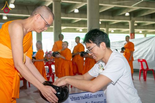 ภาพ No.339997:วันอาทิตย์ที่ 19 กรกฎาคม พ.ศ.2569 พิธีตักบาตรโครงการบรรพชาสามเณรนานาชาติ รุ่นที่ 15 ณ มหารัตนวิหารคด 6 วัดพระธรรมกาย