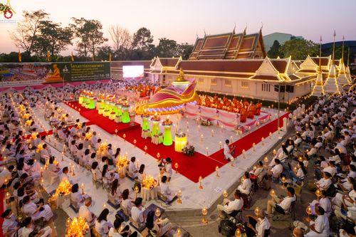 ภาพ No.297140:วันที่ 17 มกราคม พ.ศ. 2569 พิธีจุดประทีปถวายเป็นพุทธบูชา และบูชาธรรมมหาปูชนียาจารย์ (ภาพชุดที่ 2) ณ วัดโบสถ์บน ต.บางคูเวียง จ.นนทบุรี อนุสรณ์สถานลำดับที่ 4 สถานที่เกิดด้วยกายธรรม ในโครงการธรรมยาตรา กตัญญูบูชา มหาปูชนียาจารย์ พระมงคลเทพมุนี(สด จนฺทสโร) พร